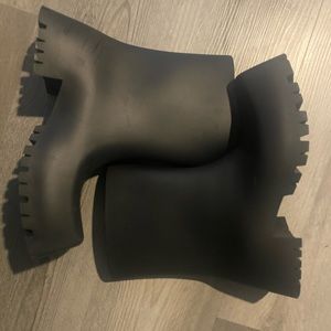 Balenciaga trooper boots in black